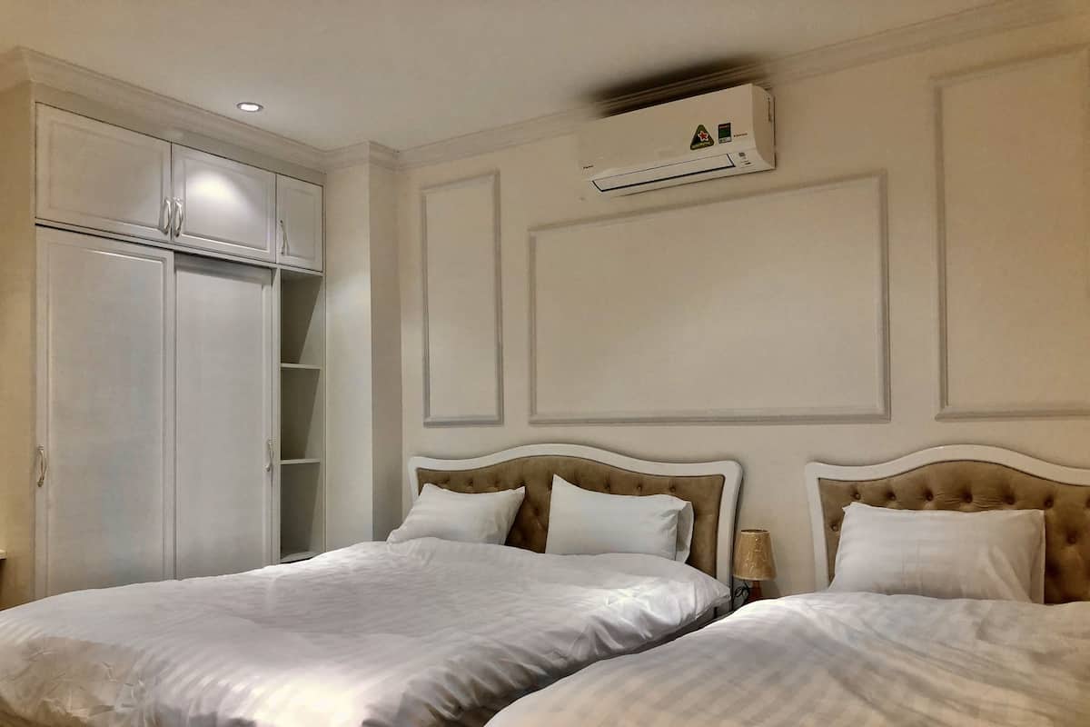 Dusche, Haartrockner, Hausschuhe, Handtücher