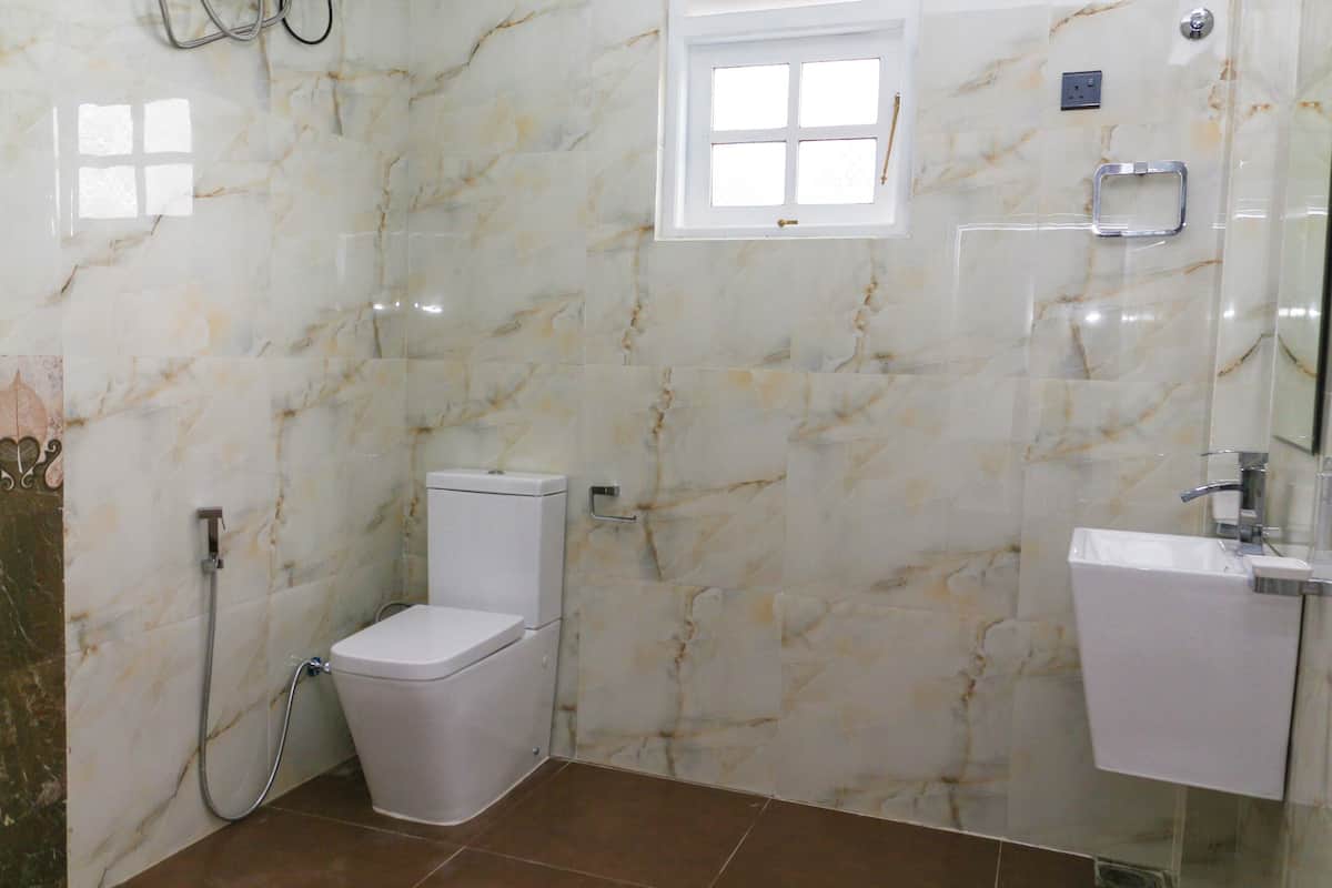 Quarto casal luxo | Banheiro | Chinelos, toalhas de banho