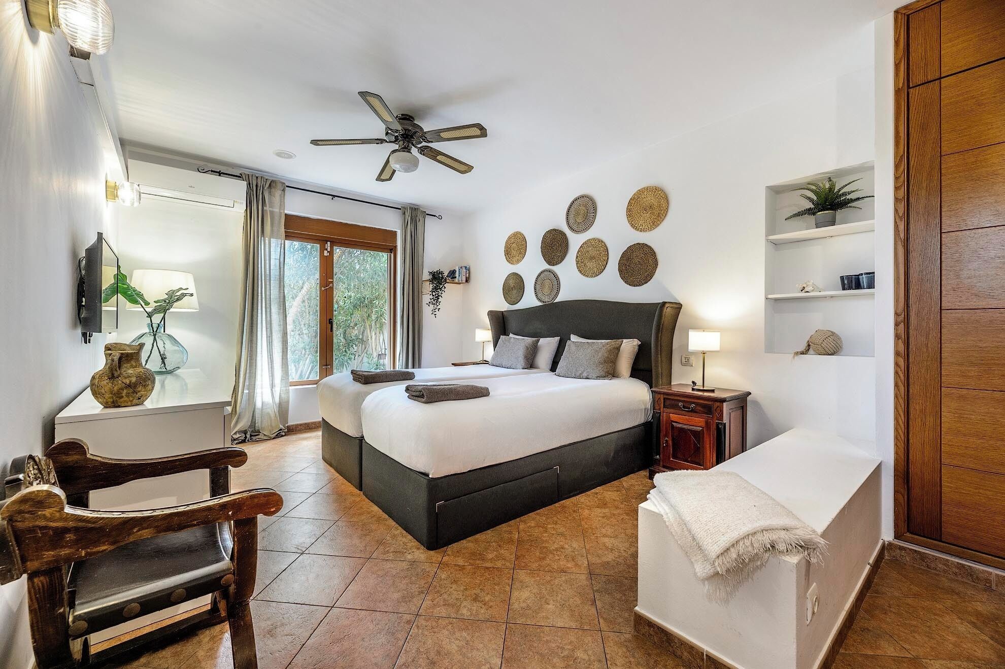 5 chambres, coffres-forts dans les chambres, fer et planche à repasser