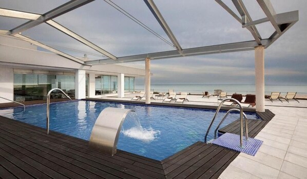 Sesongbasert utendørsbasseng, bassengparasoller og solsenger