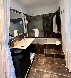 Kombinert dusj/badekar, toalettartikler (inkludert) og hårføner