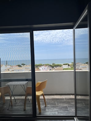 1 quarto, cofres nos quartos, espaço de trabalho para notebook