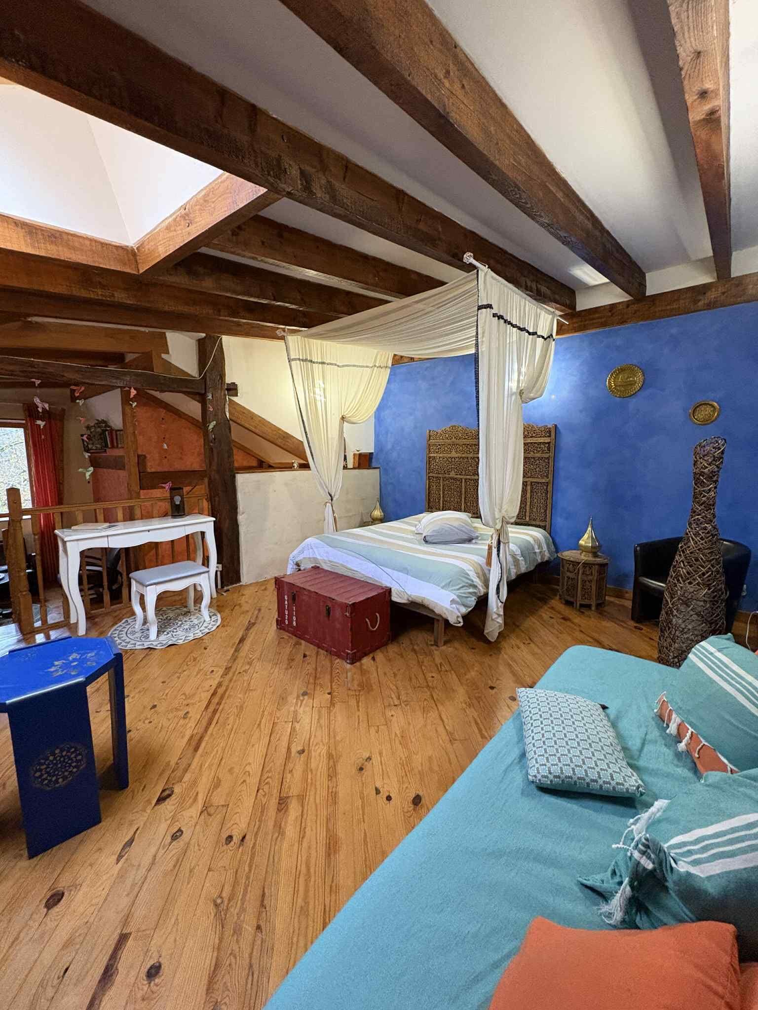 Een minibar, een bureau, een strijkplank/strijkijzer, gratis wifi