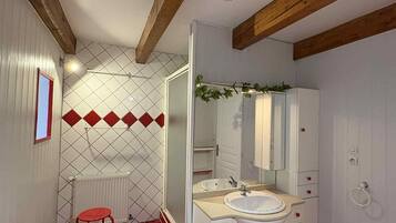 Shower, pengering rambut, sabun, dan tisu toilet