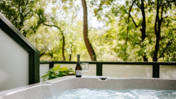 Will Tree House | Private spa tub - Will's Tree House (Banbury)