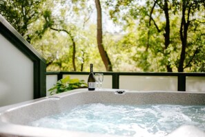 Private spa tub - Will's Tree House (Banbury)