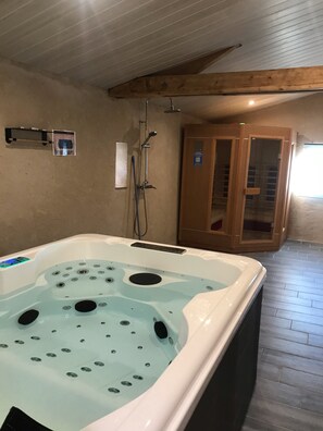 Interior - Maison Moulinas jacuzzi  (Beaumont-Louestault)