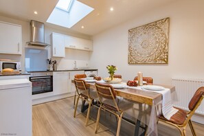 Microwave, oven, dishwasher, highchair - The Chestnuts by Bloom Stays - sleeps 21 guests in 7 bedrooms (Canterbury)