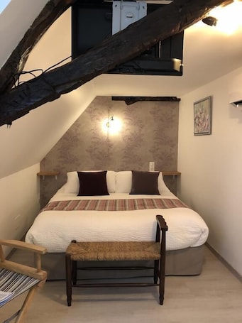 Double Room (Marie Antoinette) | Blackout drapes, soundproofing, free WiFi, bed sheets