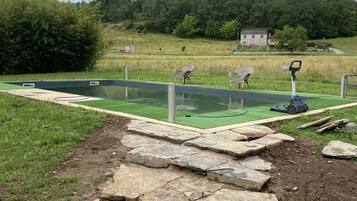 Kolam renang terbuka bermusim