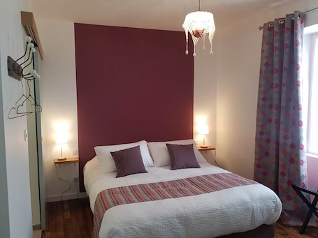 Family Room (Colette) | Blackout drapes, soundproofing, free WiFi, bed sheets. Le Moulin de la Salle