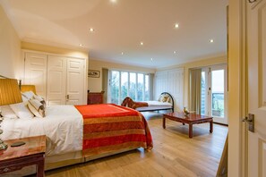 5 habitaciones, tabla de planchar con plancha, wifi y ropa de cama 