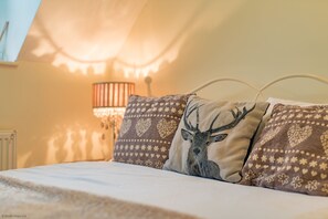 5 bedrooms, iron/ironing board, WiFi, bed sheets