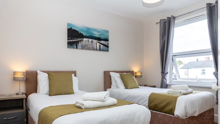 Comfy, 2 Bed House, Sleeps 6 with Garden and Free Parking in Cheltenham