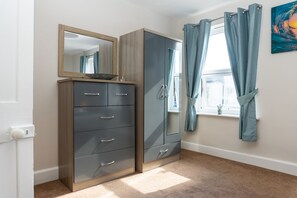 2 bedrooms, individually decorated, individually furnished - Comfy, 2 Bed House, Sleeps 6 with Garden and Free Parking in Cheltenham (Cheltenham)