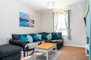 NHS or Key Workers Emergency Accommodation - (Fully Cleaned and Can Accept Pets) | Living area - Comfy, 2 Bed House, Sleeps 6 with Garden and Free Parking in Cheltenham (Cheltenham)