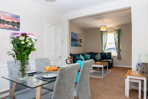 Dining room - Comfy, 2 Bed House, Sleeps 6 with Garden and Free Parking in Cheltenham (Cheltenham)