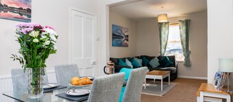 Comfy, 2 Bed House, Sleeps 6 with Garden and Free Parking in Cheltenham