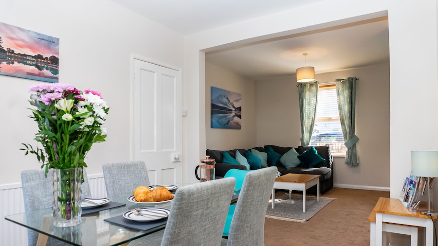Comfy, 2 Bed House, Sleeps 6 with Garden and Free Parking in Cheltenham