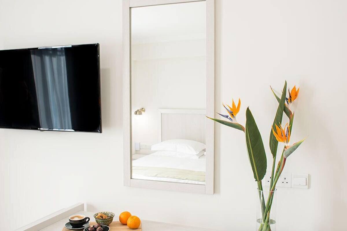 1 bedroom, egyptian cotton sheets, premium bedding, memory-foam beds