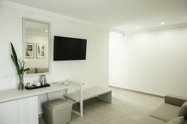 King Suite With Balcony | 거실 공간 | 위성 채널 시청이 가능한 43인치 스마트 TV, TV, 넷플릭스