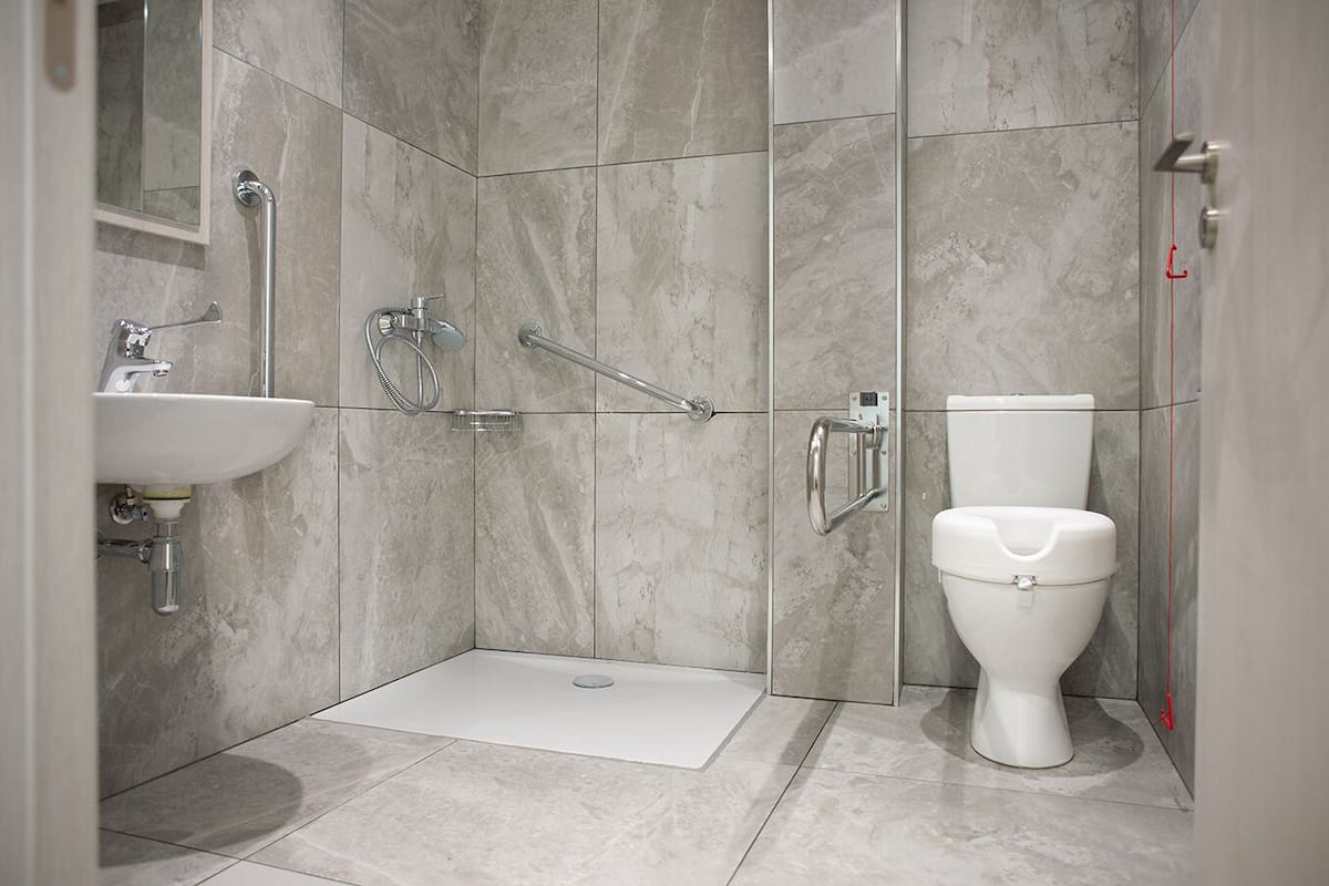 double or twin room (wheelchair accessible) | bathroom shower