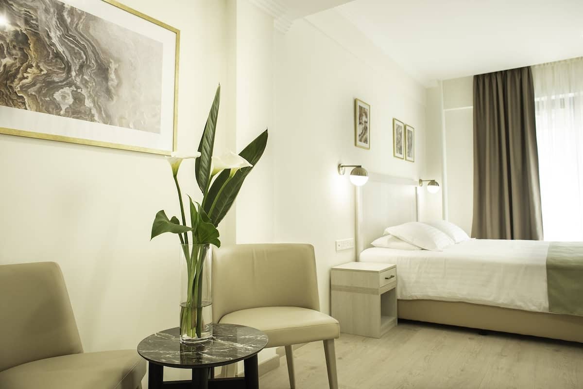 1 bedroom, egyptian cotton sheets, premium bedding, memory-foam beds