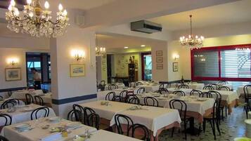 Tägliches Frühstücksbuffet (6.00 EUR pro Person)