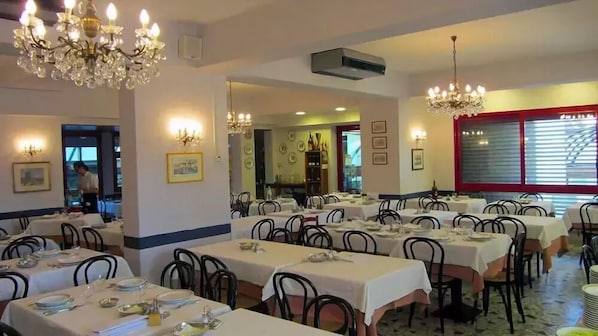 Petit déjeuner buffet (6.00 EUR par personne)