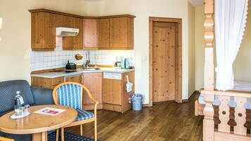 Apartamento | Cofres nos quartos, escrivaninha, Wi-Fi de cortesia, roupa de cama