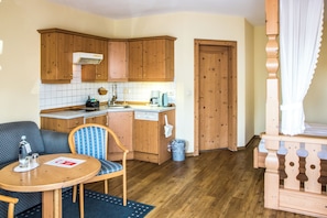 Apartment | In-room safe, desk, free WiFi, bed sheets