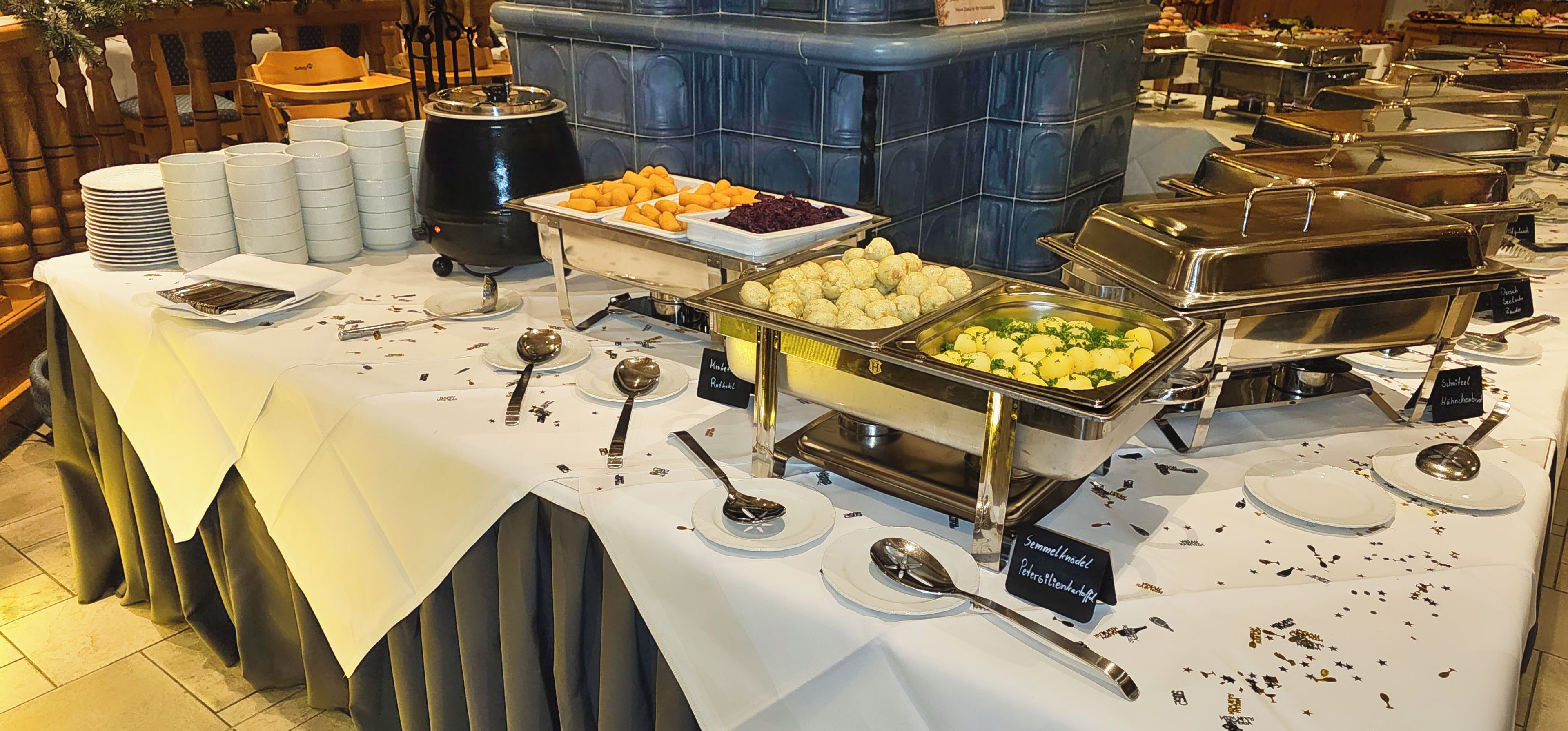 Een buffetopstelling met diverse gerechten en bestek.