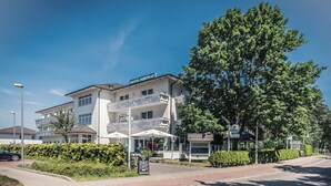 A hotel with a white facade, balconies, and a sign reading "HOTEL HORDKAP". - Hotel Nordkap (Karlshagen)