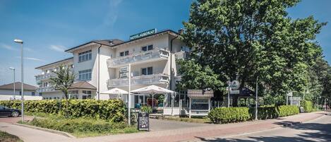 Ein Hotel mit weißer Fassade, Balkonen und einem Schild mit der Aufschrift "HOTEL HORDKAP".