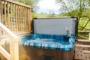 Private spa tub - Bob's Lodge (Banbury)