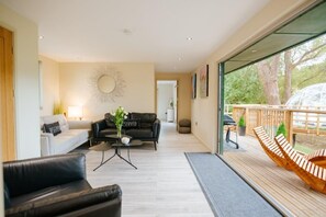 Hus, 3 soverom (Lodge and Outdoor Dome) | Oppholdsrom | En 43-tommers smart-TV med digitale kanaler samt TV og DVD-spiller