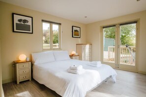 Bob's Lodge (Lodge and Outdoor Dome) | 3 bedrooms, laptop workspace, iron/ironing board, free WiFi - Bob's Lodge (Banbury)