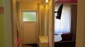 Bàn, khu vực làm việc phù hợp cho laptop, màn/rèm cản sáng