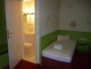 Standard Double Room | Bathroom | Shower, hair dryer, towels - Hotel und Restaurant KA&KA (Warsow)
