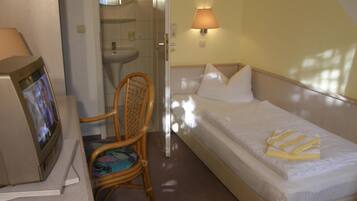 Bàn, khu vực làm việc phù hợp cho laptop, màn/rèm cản sáng