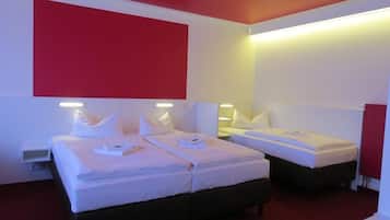 Standard Studio Suite | Desk, laptop workspace, blackout drapes, free WiFi