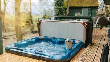 Chicken Shed Lodge | Private spa tub