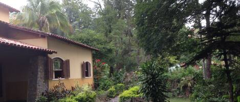 المنطقة المحيطة بالمنشأة