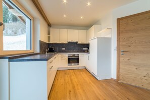 Panoramic-Apartment, 2 Schlafzimmer, Terrasse (Zillertal) | Eigene Küche | Großer Kühlschrank, Mikrowelle, Ofen, Herdplatte