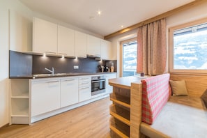 Großer Kühlschrank, Mikrowelle, Ofen, Herdplatte