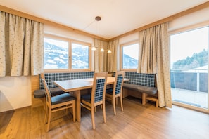 Apartemen Panorama, 2 kamar tidur, teras (Zillertal) | Makan di kamar