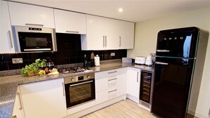 Cabaña, 4 habitaciones (Lodge and Outdoor Dome) | Cocina privada | Refrigerador con congelador, microondas, horno y tetera eléctrica