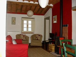 Fernseher, Kamin, DVD-Player, Bücher