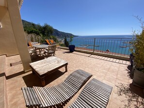 Outdoor dining - L'ensoleillée Orangers 60m² Exceptional view of the beach 250m Terrace 65m² (MENTON)