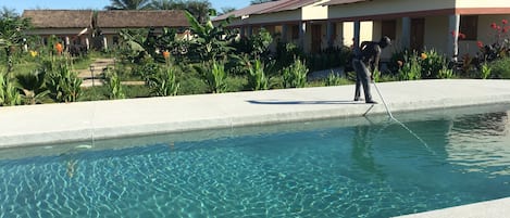 Una piscina al aire libre